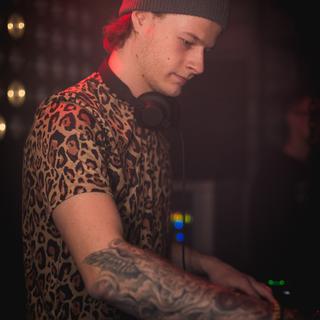 DJ