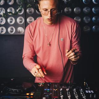 DJ